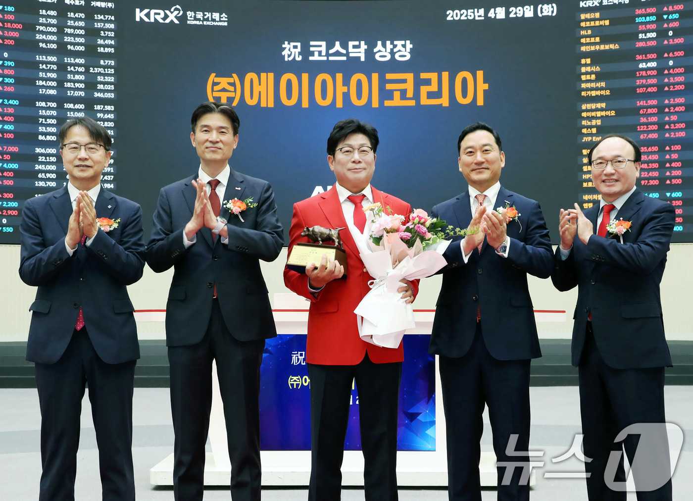 (서울=뉴스1) = 29일 서울 영등포구 한국거래소에서 열린 에이아이코리아 코스닥시장 상장기념식에서 김대영 한국IR협의회 부회장(왼쪽부터), 민경욱 한국거래소 코스닥시장본부장, 안 …