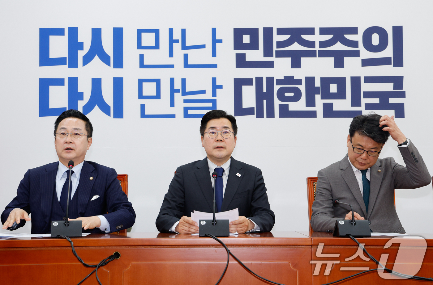 (서울=뉴스1) 안은나 기자 = 박찬대 더불어민주당 대표 직무대행 겸 원내대표가 29일 오전 서울 여의도 국회에서 열린 원내대책회의에 참석해 모두 발언하고 있다. 2025.4.29 …