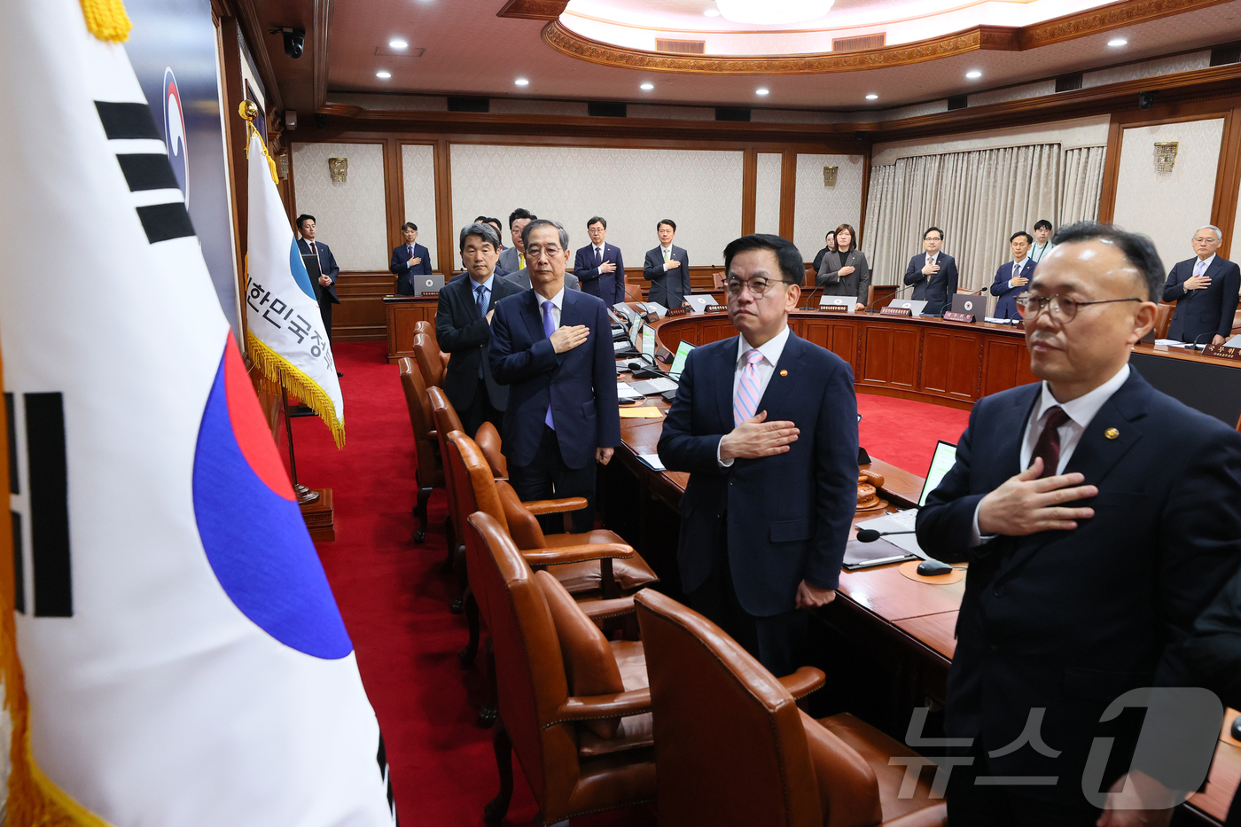 (서울=뉴스1) 김성진 기자 = 한덕수 대통령 권한대행 국무총리를 비롯한 국무위원들이 29일 정부서울청사에서 열린 제19회 국무회의에서 국기에 대한 경례를 하고 있다. (총리실 제 …