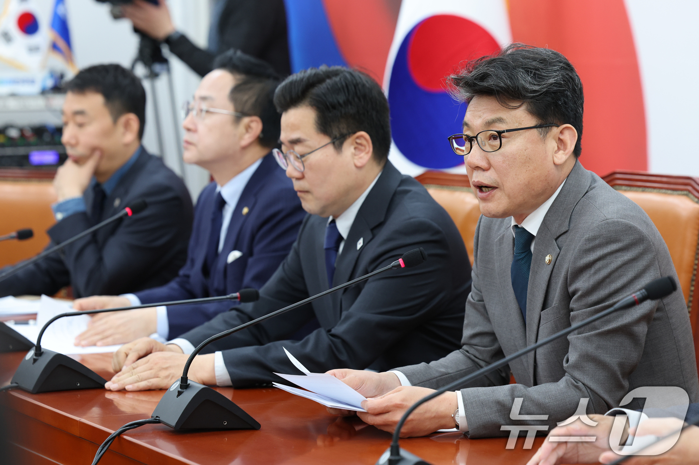 (서울=뉴스1) 안은나 기자 = 진성준 더불어민주당 정책위의장이 29일 오전 서울 여의도 국회에서 열린 원내대책회의에 참석해 발언하고 있다. 2025.4.29/뉴스1