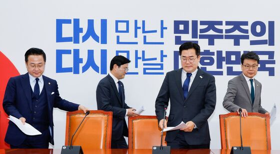 입장하는 민주