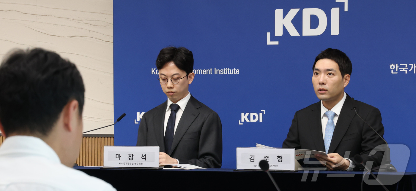 (세종=뉴스1) 김기남 기자 = 김준형 KDI 동향총괄, 마창석 KDI 연구위원이 29일 세종시 정부세종청사에서 '최근의 환율 변동이 물가에 미치는 영향'에 대한 KDI 현안분석 …