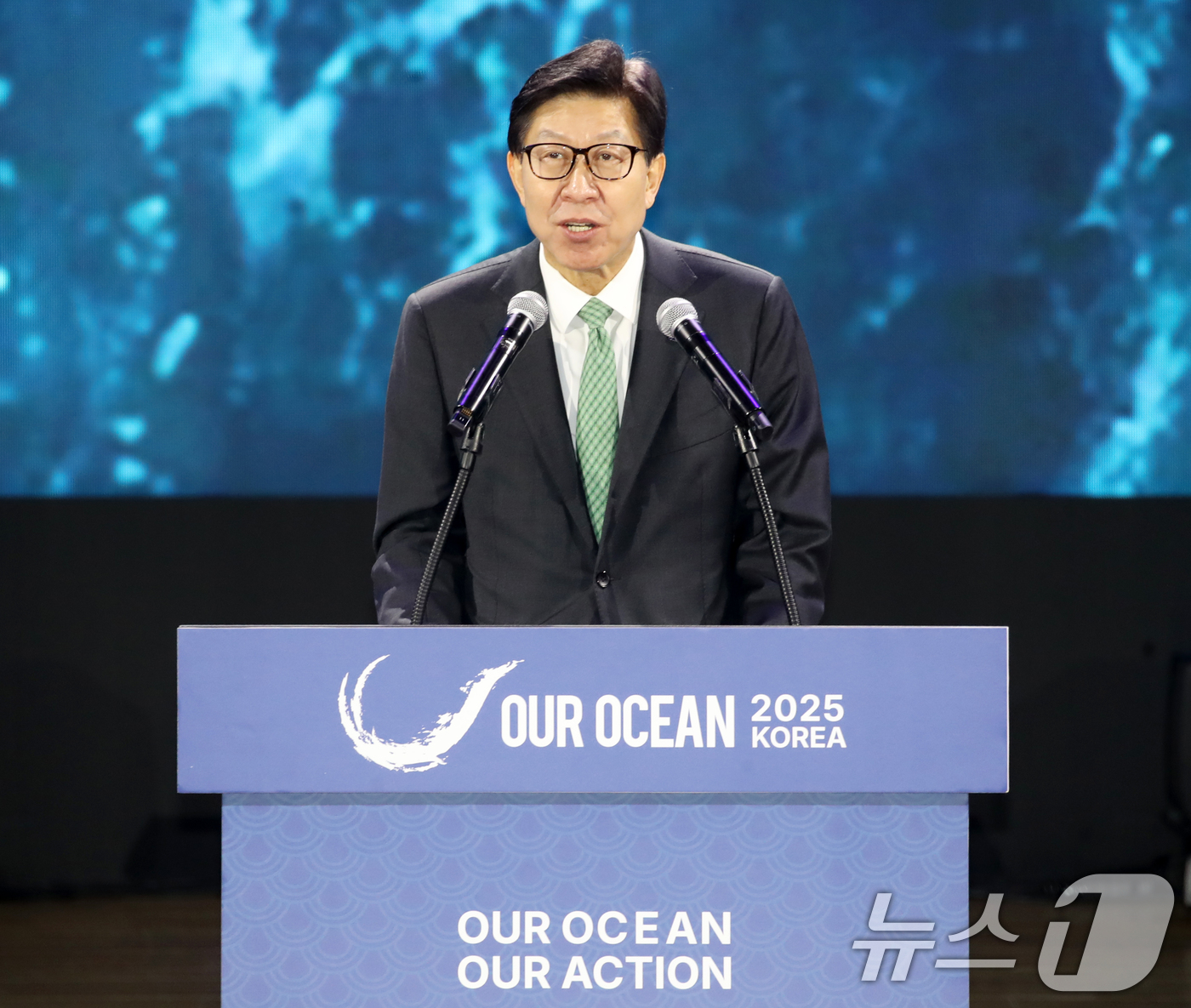 (부산=뉴스1) 윤일지 기자 = 박형준 부산시장이 29일 오전 부산 해운대구 벡스코 오디토리움에서 열린 제10차 아워 오션 콘퍼런스(OOC) 개회식에서 환영사를 하고 있다.  20 …