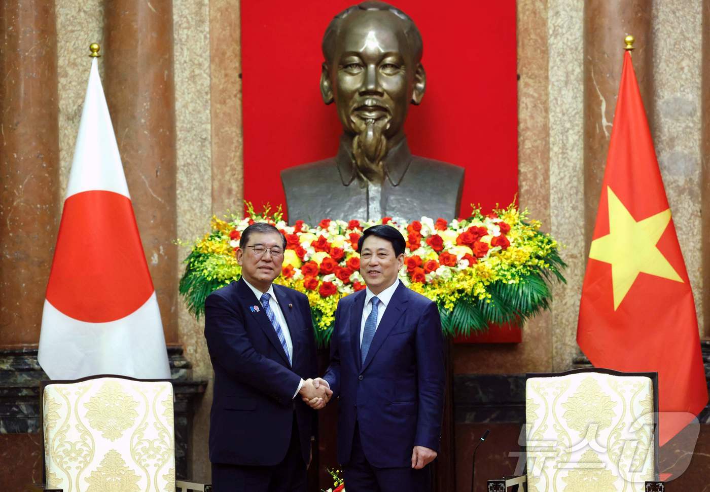 (하노이 AFP=뉴스1) 우동명 기자 = 이시바 시게루 일본 총리가 28일(현지시간) 하노이 주석 궁에서 르엉끄엉 베트남 국가 주석과 만나 악수를 하고 있다. 2025.04.29ⓒ …