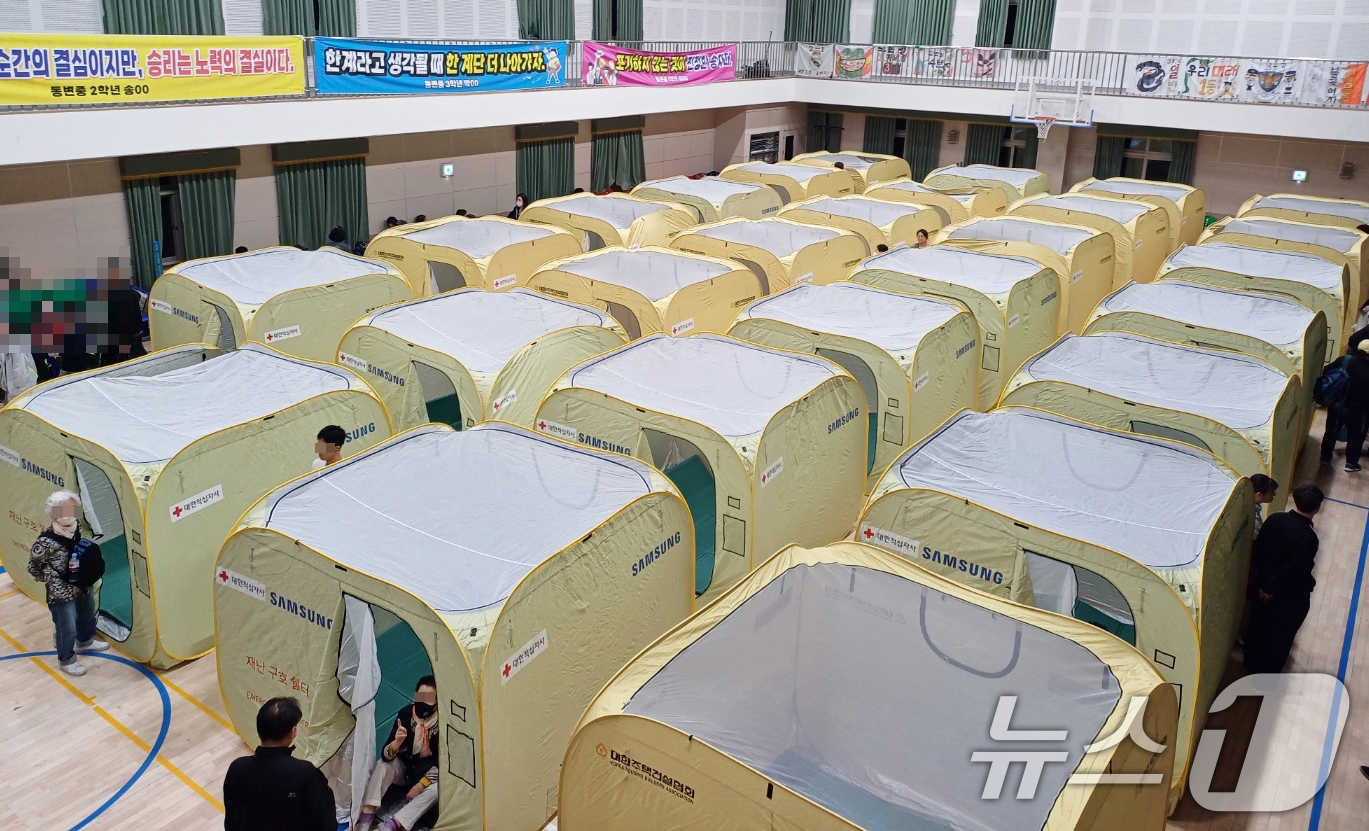 (대구=뉴스1) 최창호 기자 = 대한적십자사 대구지사 봉사원들이 28일 북구 함지산 산불 피해 이재민들을 위해 긴급구호활동을 전개하고 있다고 밝혔다.대구적십자사는 봉사원 100여명 …