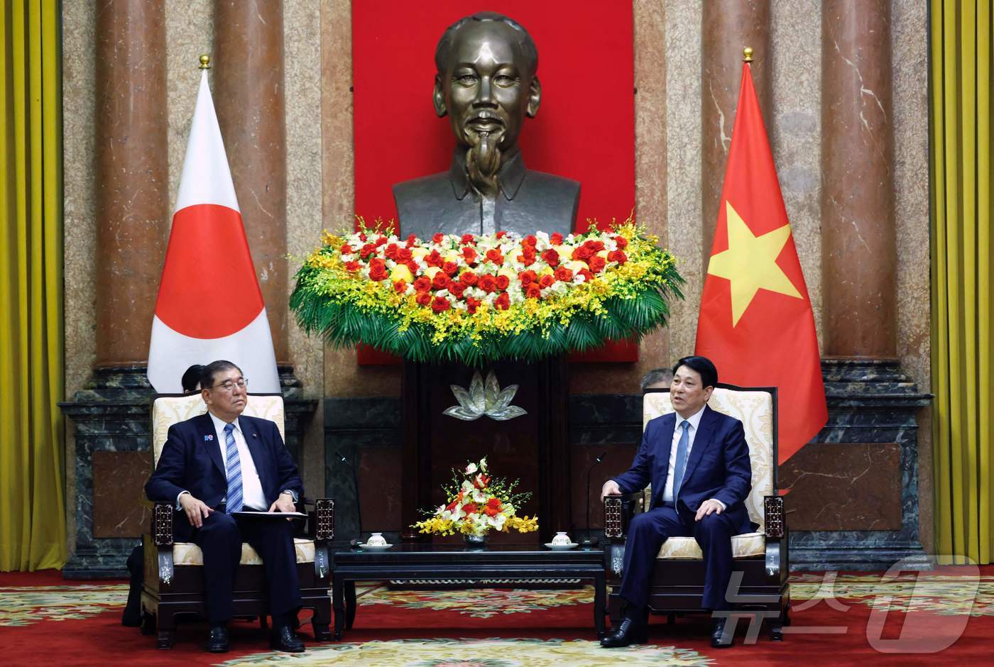 (하노이 AFP=뉴스1) 우동명 기자 = 이시바 시게루 일본 총리가 28일(현지시간) 하노이 주석 궁에서 르엉끄엉 베트남 국가 주석과 회담을 하고 있다. 2025.04.29ⓒ AF …