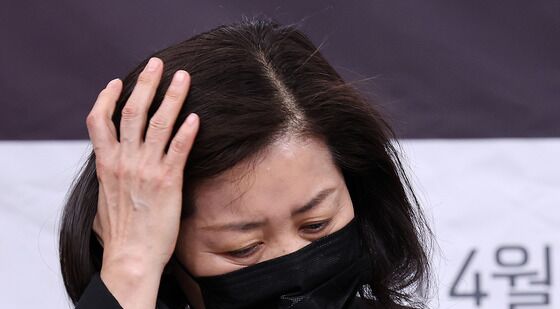 기자회견 참석한 이용학 대표 강제추행 피해자 어머니