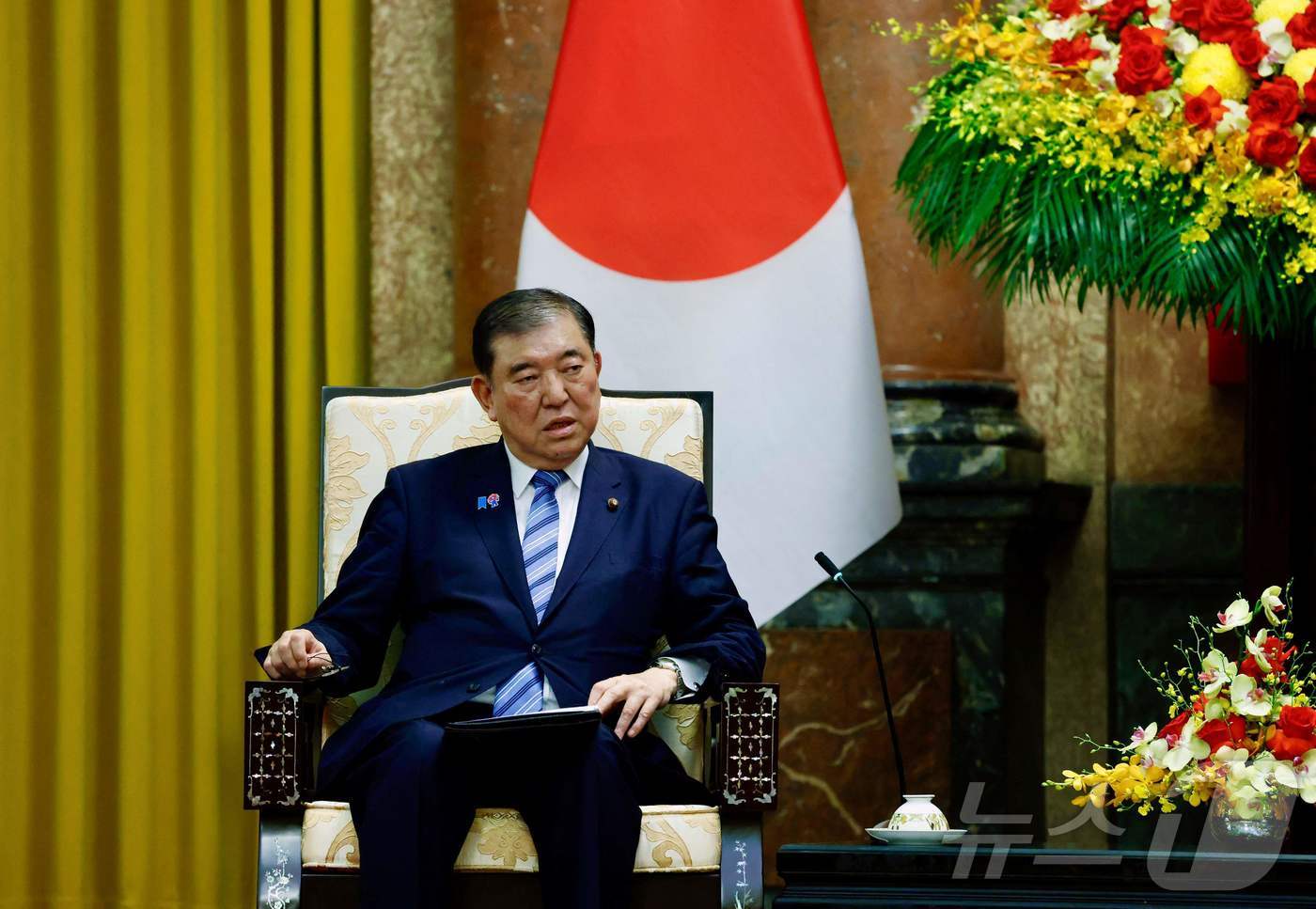 (하노이 AFP=뉴스1) 우동명 기자 = 이시바 시게루 일본 총리가 28일(현지시간) 하노이 주석 궁에서 르엉끄엉 베트남 국가 주석과 회담을 하고 있다. 2025.04.29ⓒ AF …