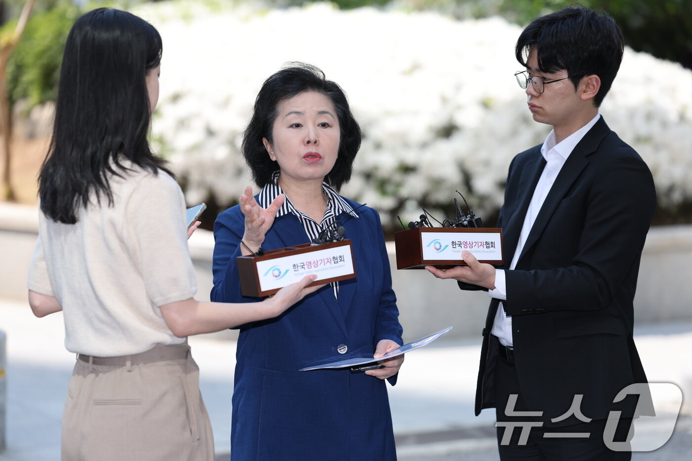 본문 이미지 - 김영선 전 의원이 29일 오전 윤석열 전 대통령 부부 공천 개입 의혹과 관련한 참고인 조사를 받기 위해 서울 서초구 서울고검 청사로 출석하며 취재진 질문에 답하고 있다. 2025.4.29/뉴스1 ⓒ News1 오대일 기자