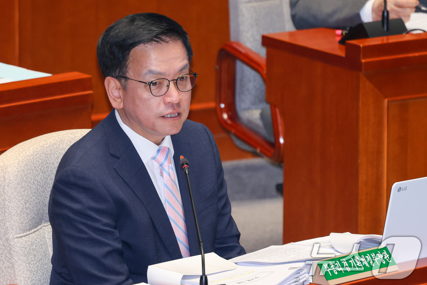 (서울=뉴스1) 안은나 기자 = 최상목 경제부총리 겸 기획재정부 장관이 29일 서울 여의도 국회에서 열린 예산결산특별위원회 제424회국회(임시회) 제2차 전체회의에 출석해 추경안 …