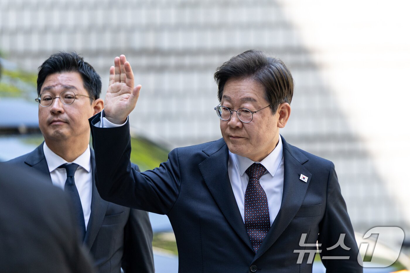 본문 이미지 - 이재명 더불어민주당 대선 후보가 29일 오전 서울 서초구 서울중앙지방법원에서 열린 &#39;대장동 배임 및 성남FC 뇌물&#39; 1심 속행 공판에 출석하고 있다. 2025.4.29/뉴스1 ⓒ News1 이승배 기자