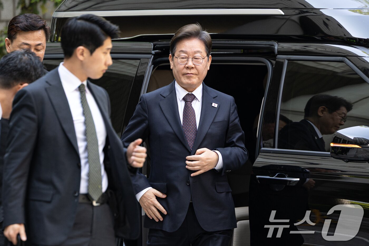 본문 이미지 - 이재명 더불어민주당 대선 후보가 29일 오전 서울 서초구 서울중앙지방법원에서 열린 &#39;대장동 배임 및 성남FC 뇌물&#39; 1심 속행 공판에 출석하고 있다. 2025.4.29/뉴스1 ⓒ News1 이승배 기자