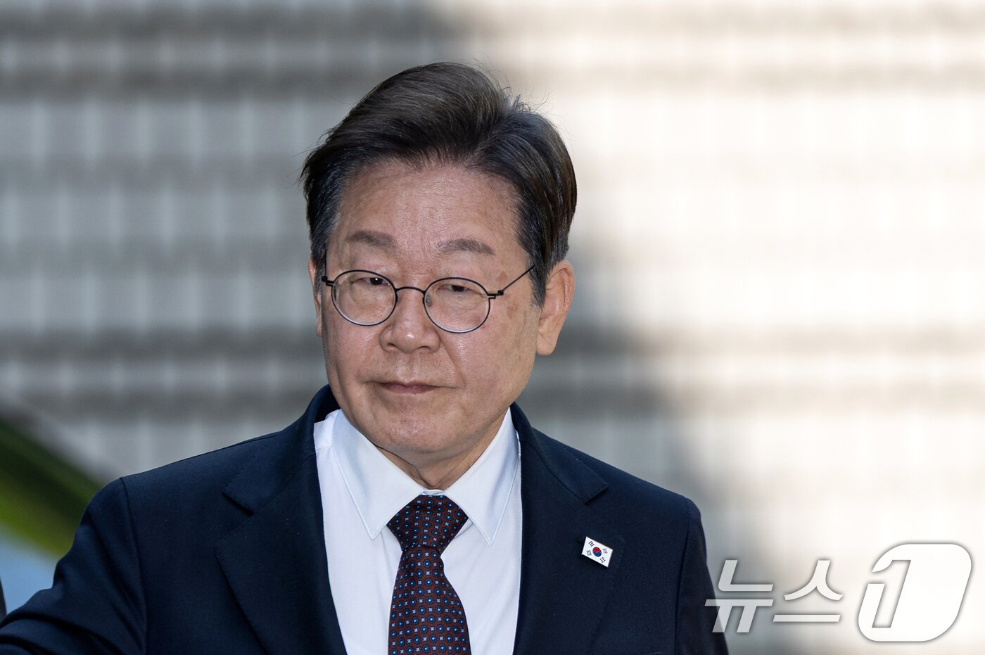 본문 이미지 - 이재명 더불어민주당 대선 후보가 29일 오전 서울 서초구 서울중앙지방법원에서 열린 &#39;대장동 배임 및 성남FC 뇌물&#39; 1심 속행 공판에 출석하고 있다. 2025.4.29/뉴스1 ⓒ News1 이승배 기자