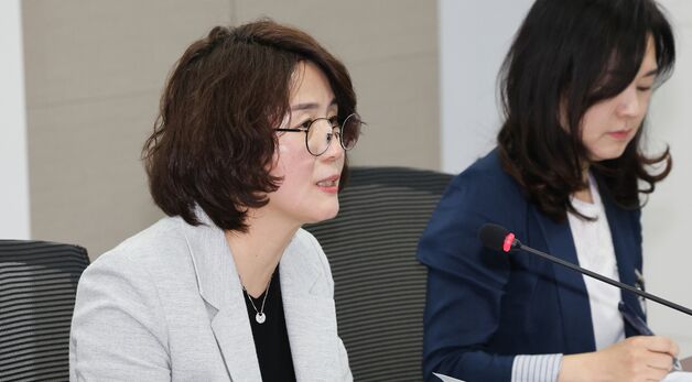 위기청소년 지원기관 이용자 생활실태조사 주요결과 발표하는 김영옥 과장