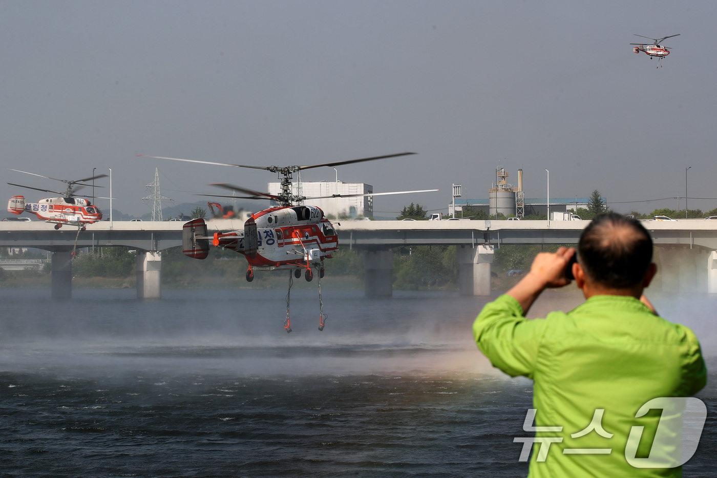 (대구=뉴스1) 공정식 기자 = 대구 북구 함지산 산불 이틀째인 29일 오전 현장에 투입된 산불 진화 헬기가 화재현장 인근 금호강에서 물을 채우고 있다. 2025.4.29/뉴스1