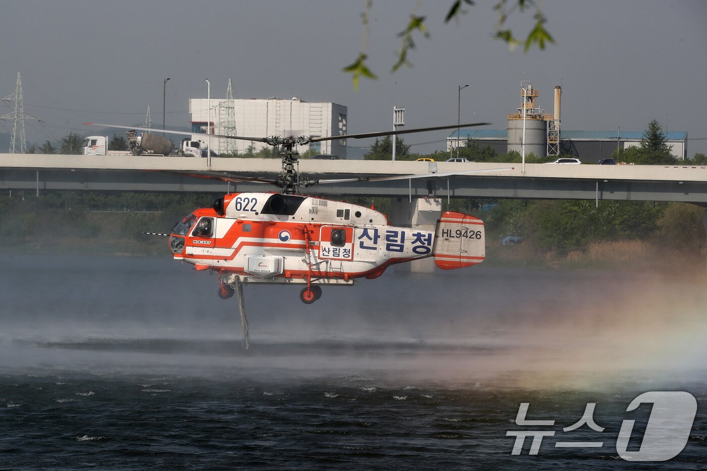 본문 이미지 - 대구 북구 함지산 산불 이틀째인 29일 오전 현장에 투입된 산불 진화 헬기가 화재현장 인근 금호강에서 물을 채우고 있다. 2025.4.29/뉴스1 ⓒ News1 공정식 기자