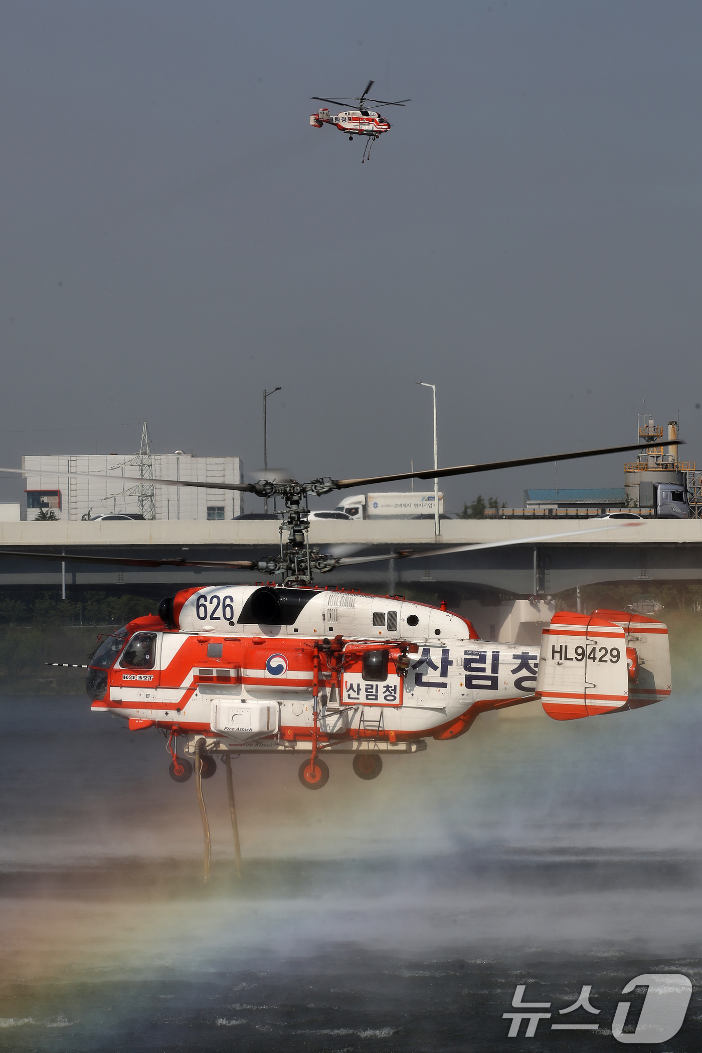(대구=뉴스1) 공정식 기자 = 대구 북구 함지산 산불 이틀째인 29일 오전 현장에 투입된 산불 진화 헬기가 화재현장 인근 금호강에서 물을 채우고 있다. 2025.4.29/뉴스1