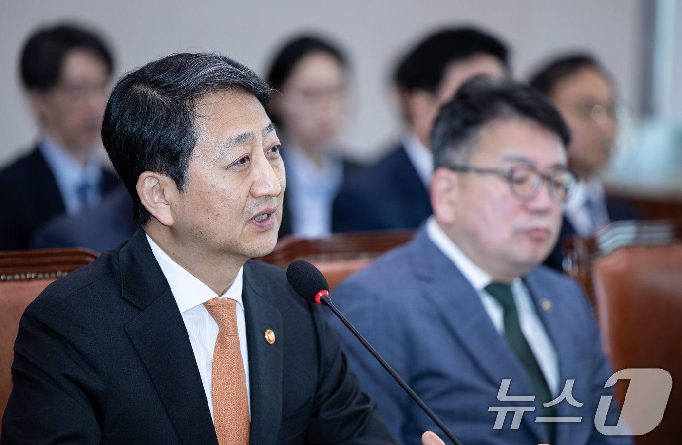(서울=뉴스1) 이재명 기자 = 안덕근 산업통상자원부 장관이 29일 오전 서울 여의도 제424회 국회(임시회) 산업통상자원중소벤처기업위원회 제3차 전체회의에서 의원 질의에 답변하고 …