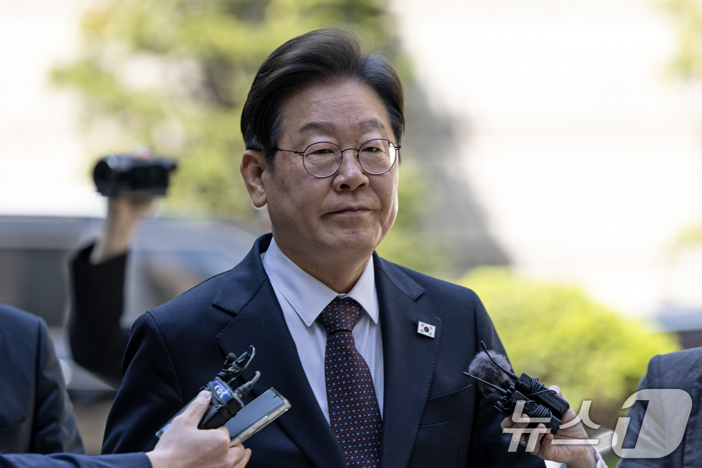 (서울=뉴스1) 이승배 기자 = 이재명 더불어민주당 대선 후보가 29일 오전 서울 서초구 서울중앙지방법원에서 열린 '대장동 배임 및 성남FC 뇌물' 1심 속행 공판에 출석하고 있다 …