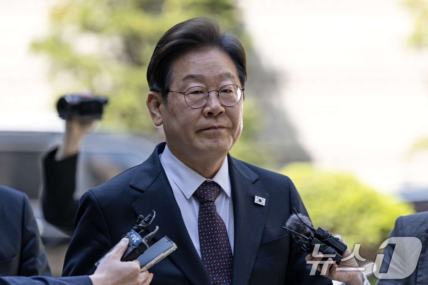 본문 이미지 - 이재명 더불어민주당 대선 후보가 29일 오전 서울 서초구 서울중앙지방법원에서 열린 &#39;대장동 배임 및 성남FC 뇌물&#39; 1심 속행 공판에 출석하고 있다. 2025.4.29/뉴스1 ⓒ News1 이승배 기자