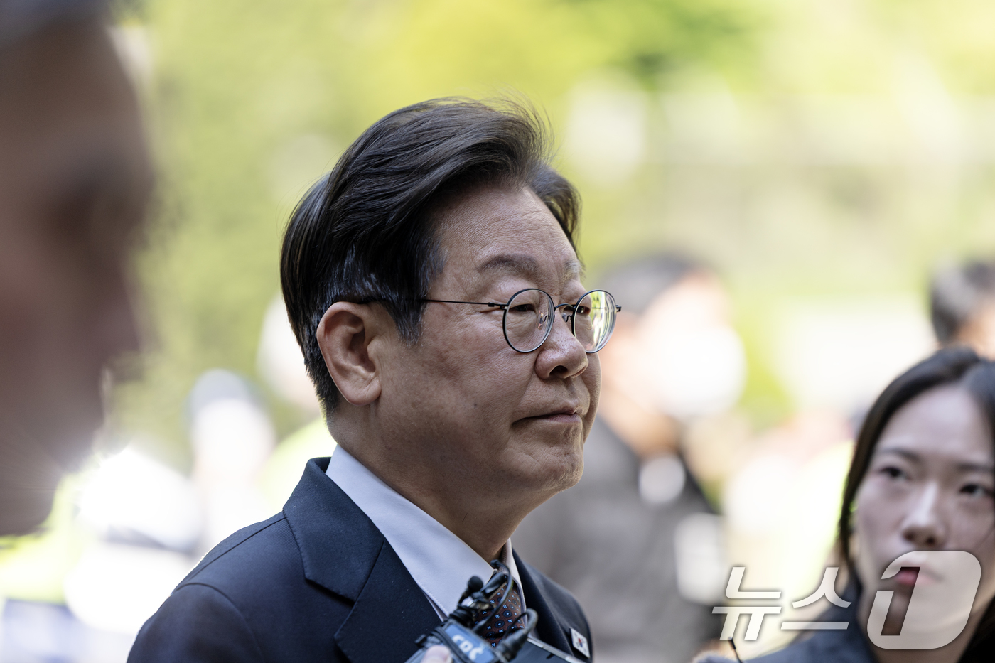 (서울=뉴스1) 이승배 기자 = 이재명 더불어민주당 대선 후보가 29일 오전 서울 서초구 서울중앙지방법원에서 열린 '대장동 배임 및 성남FC 뇌물' 1심 속행 공판에 출석하고 있다 …