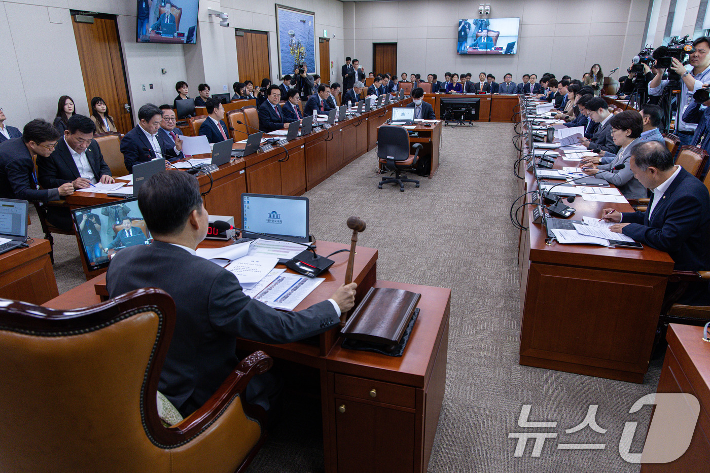 (서울=뉴스1) 이재명 기자 = 이철규 국회 산업통상자원중소벤처기업위원회 위원장이 29일 오전 제424회 국회(임시회) 산자중위 제3차 전체회의에서 의사봉을 두드리고 있다. 202 …