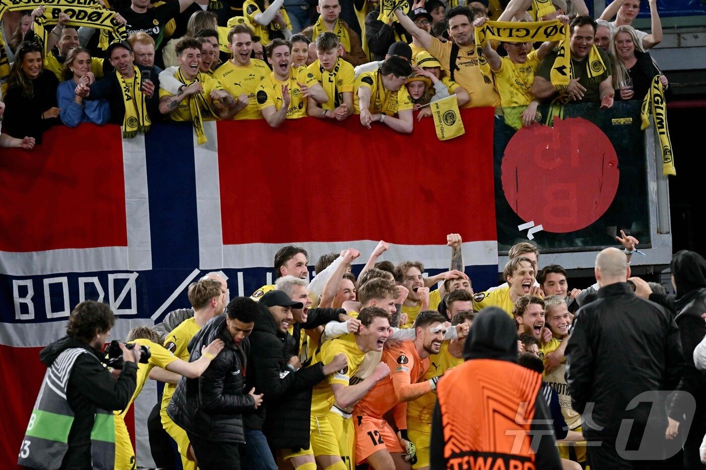 본문 이미지 - 팬과 함께 기뻐하는 보되/글림트 ⓒ AFP=뉴스1