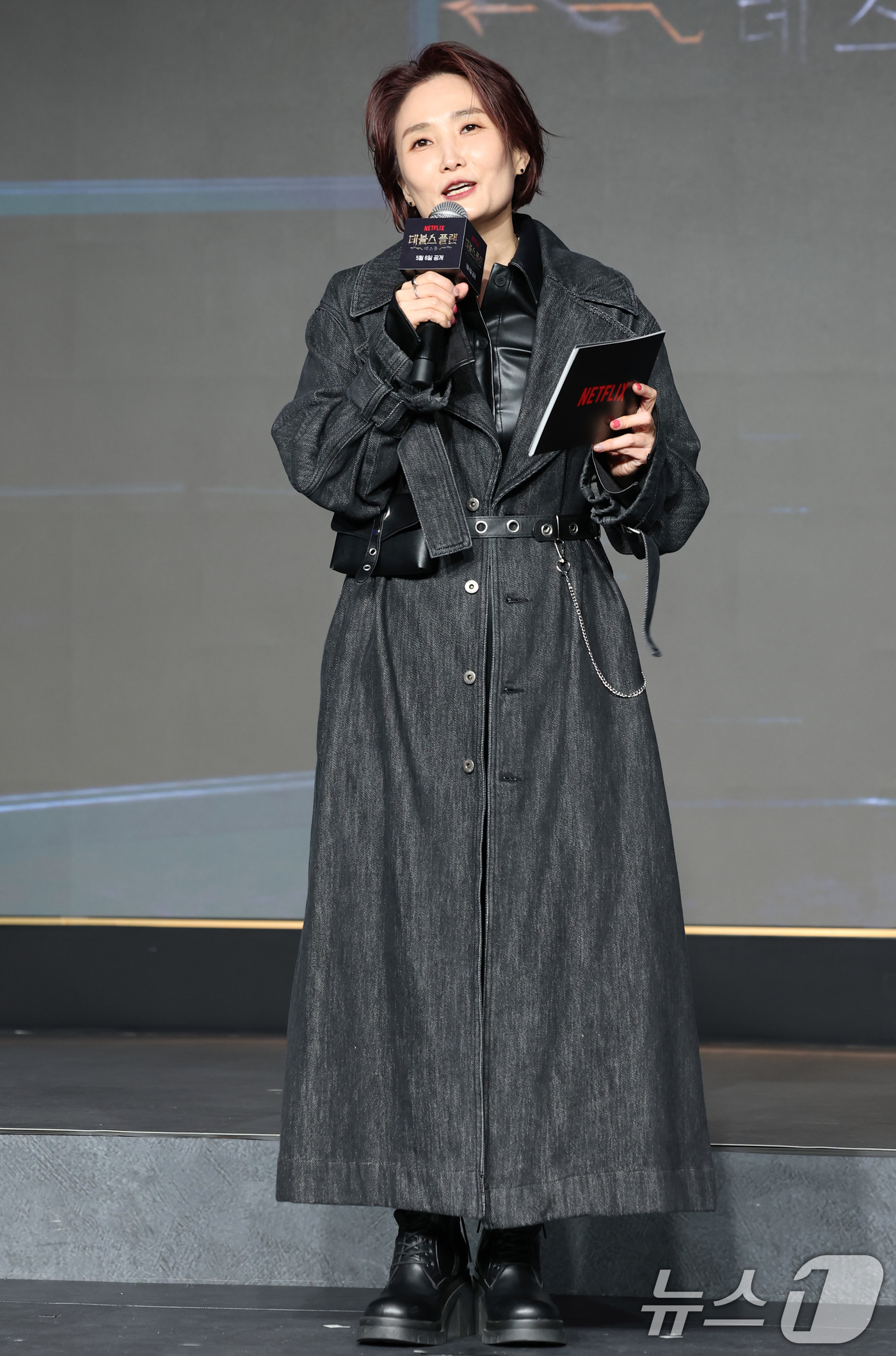 (서울=뉴스1) 권현진 기자 = 방송인 박경림이 29일 서울 마포구 호텔 나루 서울 엠갤러리에서 열린 넷플릭스 ‘데블스 플랜: 데스룸’ 제작발표회에 참석해 진행을 하고 있다.‘데블 …