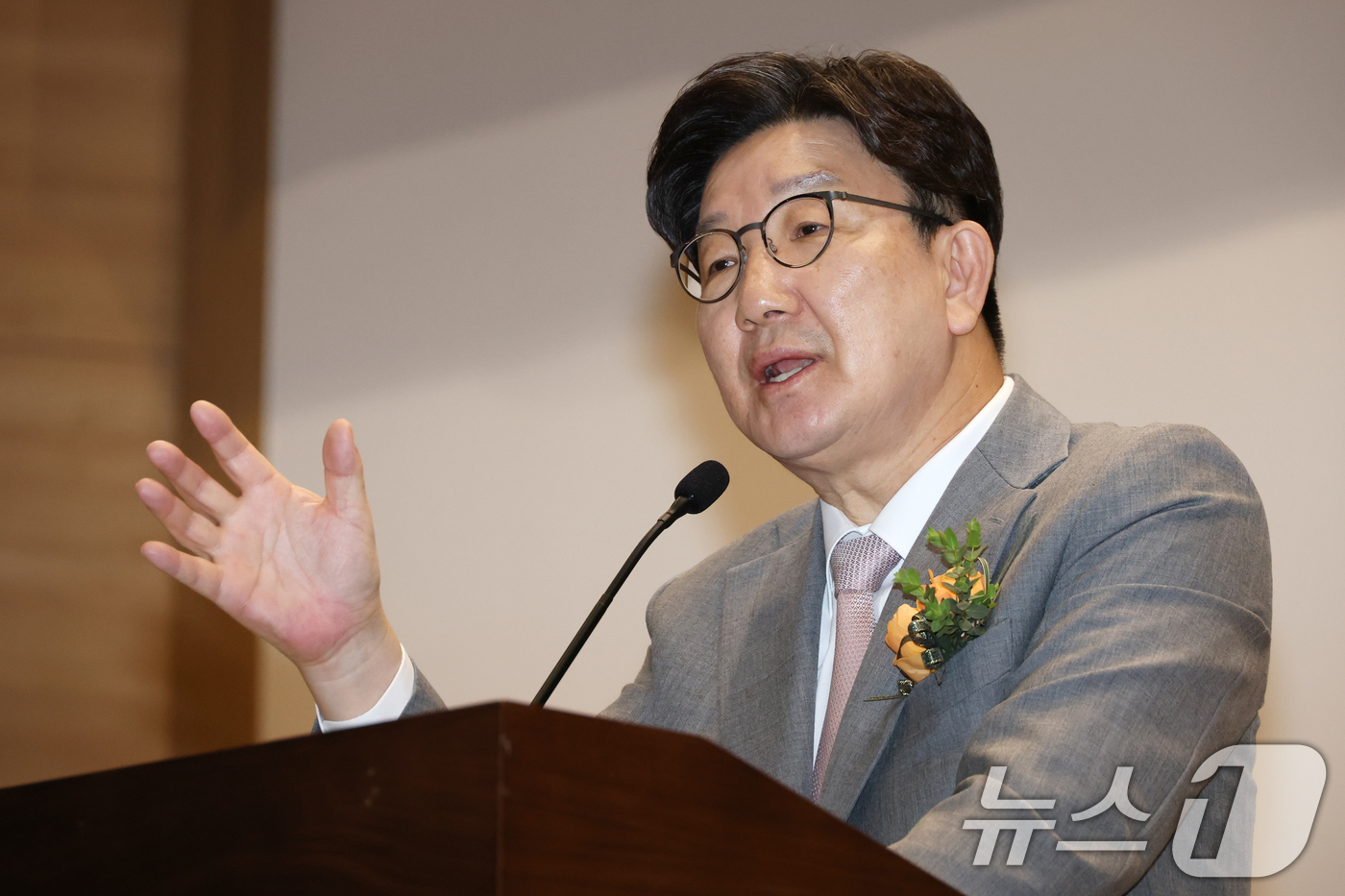 (서울=뉴스1) 이광호 기자 = 권성동 국민의힘 원내대표가 29일 오전 서울 여의도 국회 의원회관에서 열린 근로형태 유연화와 공공형 택시 활성화를 통한 지속가능 택시산업 발전 토론 …