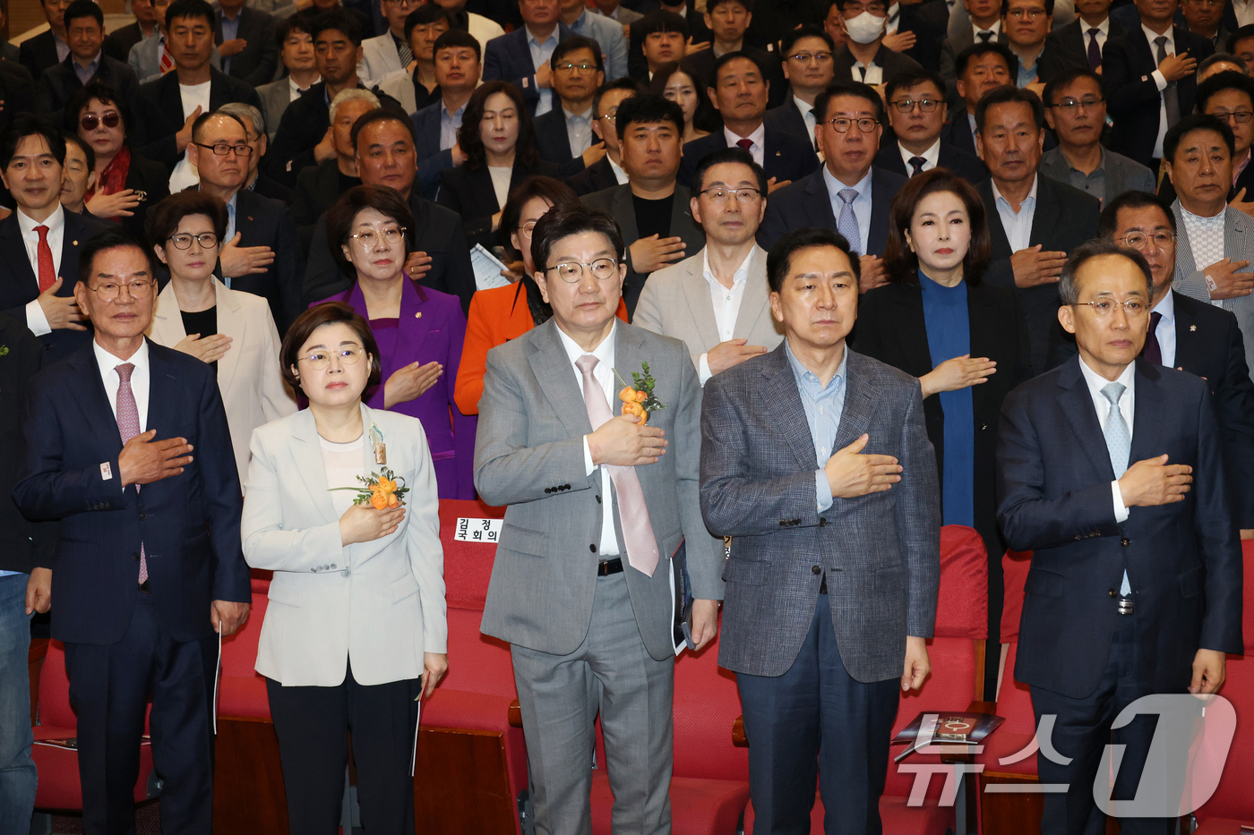 (서울=뉴스1) 이광호 기자 = 권성동 국민의힘 원내대표와 김기현, 추경호 의원 등이 29일 오전 서울 여의도 국회 의원회관에서 열린 근로형태 유연화와 공공형 택시 활성화를 통한 …