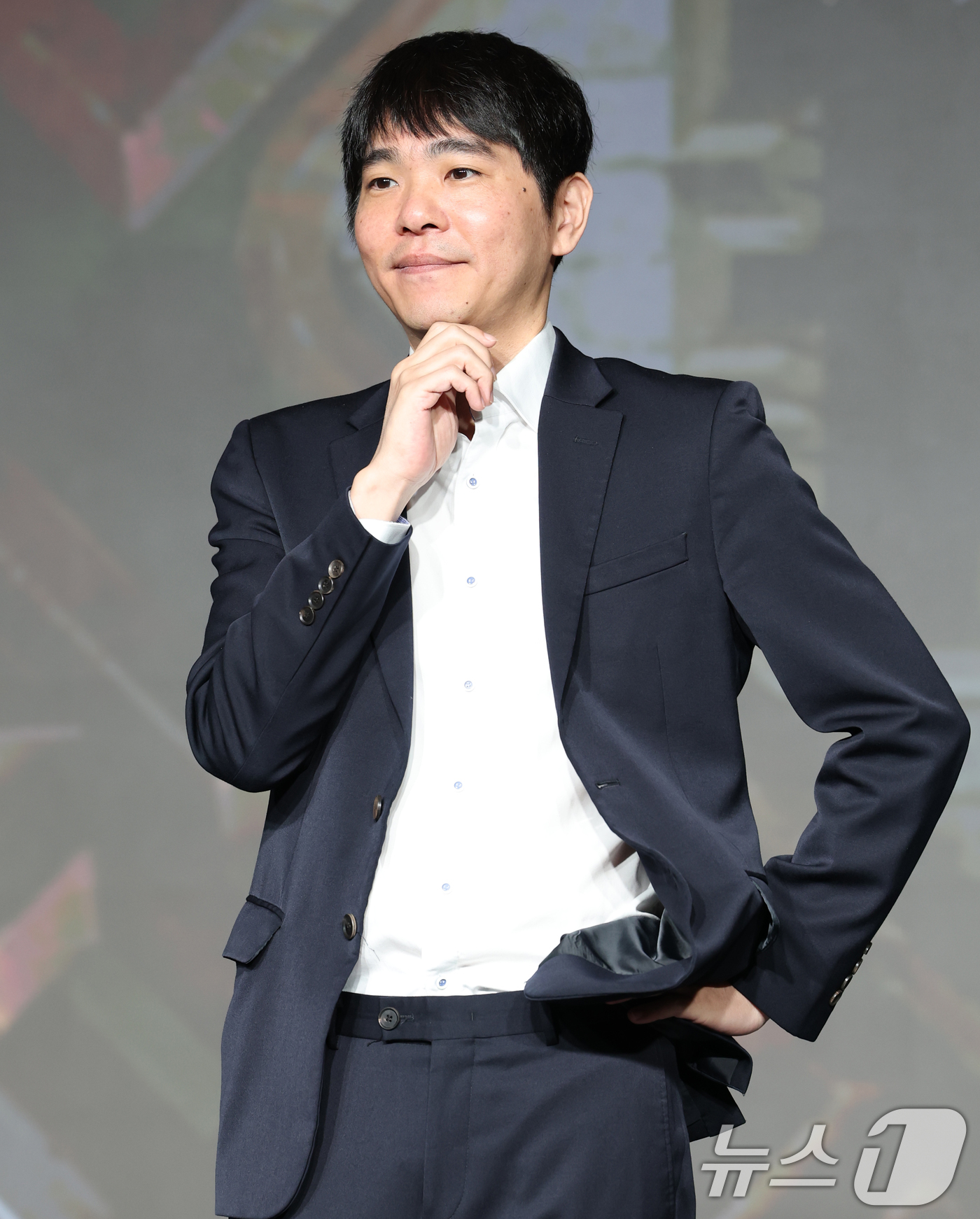 (서울=뉴스1) 권현진 기자 = 전 바둑기사 이세돌이 29일 서울 마포구 호텔 나루 서울 엠갤러리에서 열린 넷플릭스 ‘데블스 플랜: 데스룸’ 제작발표회에 참석해 포즈를 취하고 있다 …