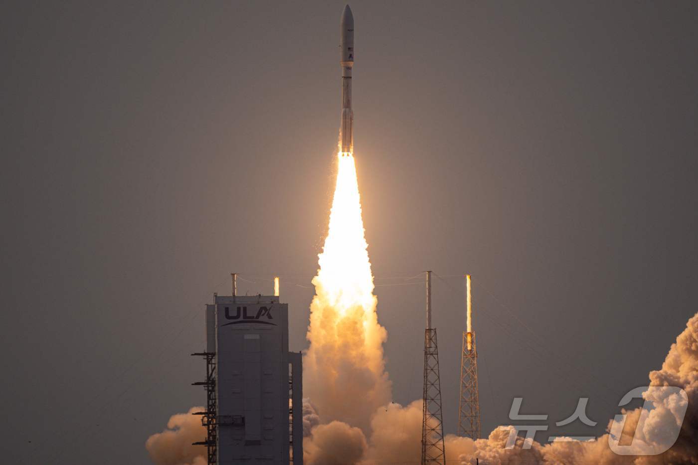 (케이프 커내버럴 AFP=뉴스1) 우동명 기자 = 28일(현지시간) 아마존의 통신 위성 ‘프로젝트 카이퍼’를 실은 유나이티드 론치 얼라이언스(ULA)의 아틀라스 V로켓이 플로리다 …