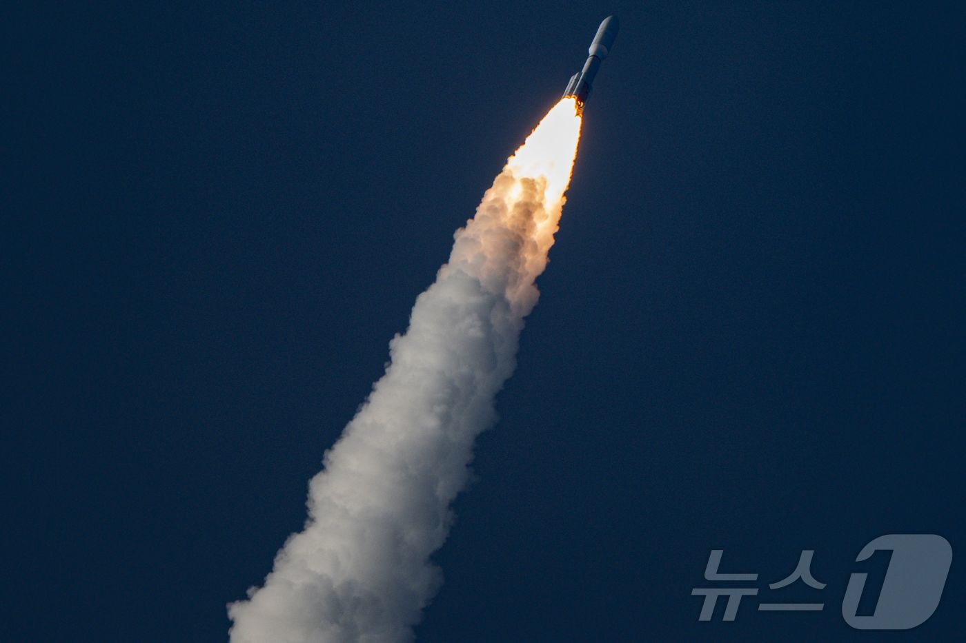 (케이프 커내버럴 AFP=뉴스1) 우동명 기자 = 28일(현지시간) 아마존의 통신 위성 ‘프로젝트 카이퍼’를 실은 유나이티드 론치 얼라이언스(ULA)의 아틀라스 V로켓이 플로리다 …