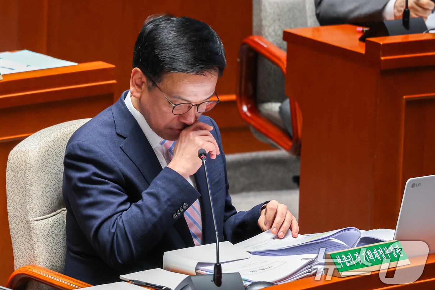 본문 이미지 - 최상목 경제부총리 겸 기획재정부 장관이 29일 서울 여의도 국회에서 열린 예산결산특별위원회 제424회 국회&#40;임시회&#41; 제2차 전체회의에 출석해 추경안 관련 의원 질의를 듣고 있다. 2025.4.29/뉴스1 ⓒ News1 안은나 기자