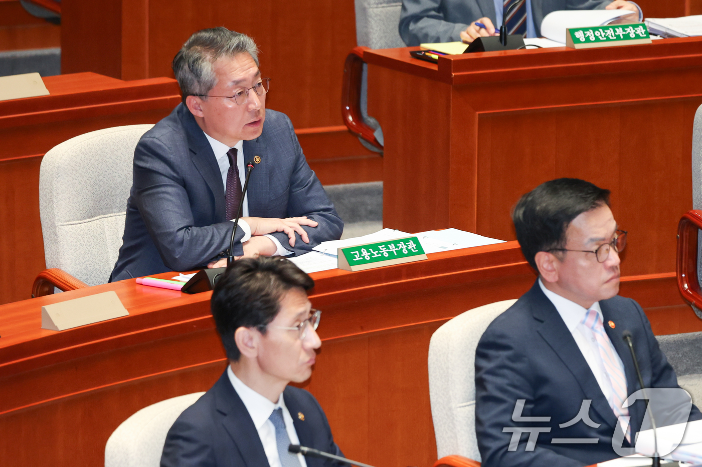 (서울=뉴스1) 안은나 기자 = 김민석 고용노동부 장관 직무대행이 29일 서울 여의도 국회에서 열린 예산결산특별위원회 제424회국회(임시회) 제2차 전체회의에 출석해 추경안 관련 …