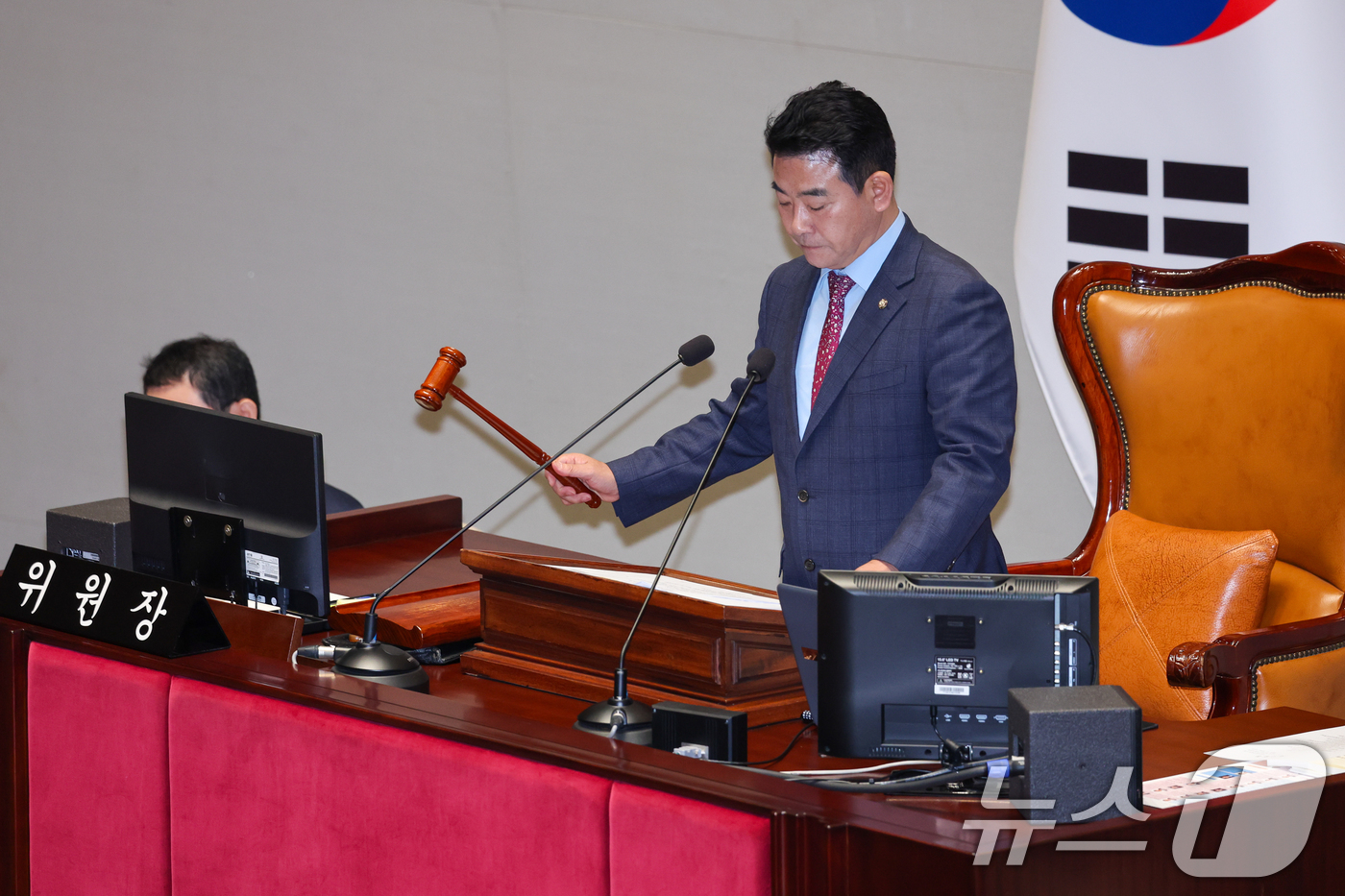 (서울=뉴스1) 안은나 기자 = 29일 서울 여의도 국회에서 열린 예산결산특별위원회 제424회국회(임시회) 제2차 전체회의에서 박정 위원장이 의사봉을 두드리고 있다. 2025.4. …