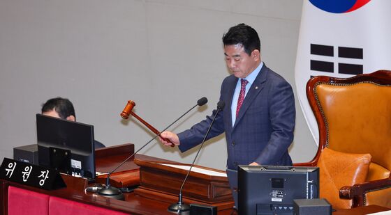 의사봉 두드리는 박정 예결위원장