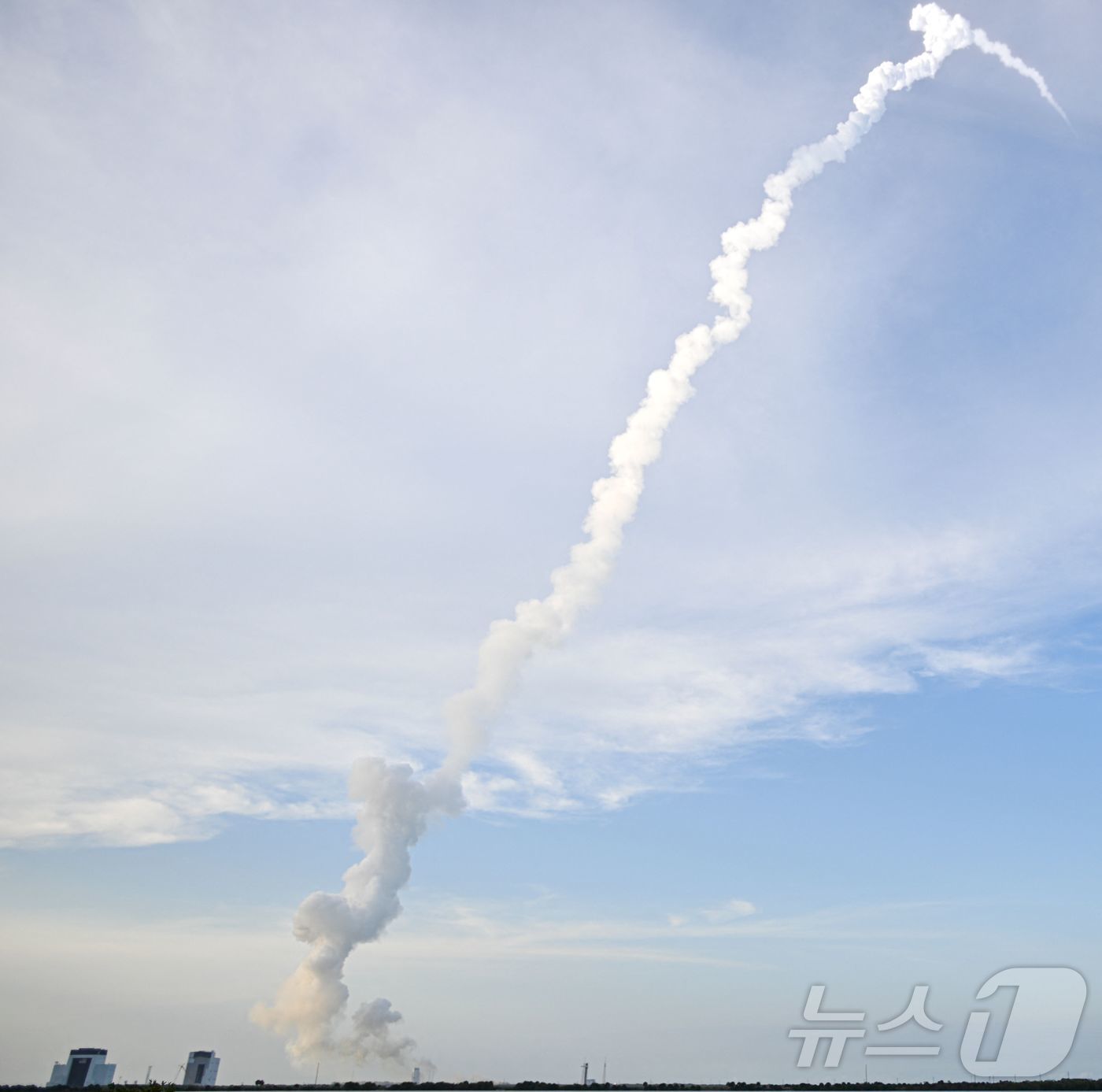 (케이프 커내버럴 AFP=뉴스1) 우동명 기자 = 28일(현지시간) 아마존의 통신 위성 ‘프로젝트 카이퍼’를 실은 유나이티드 론치 얼라이언스(ULA)의 아틀라스 V로켓이 플로리다 …