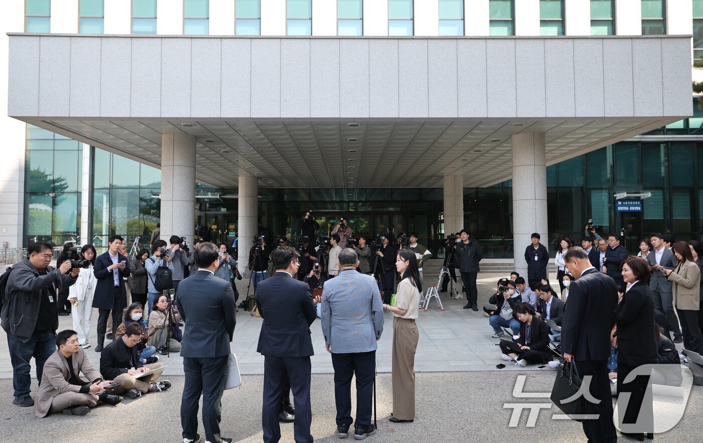 본문 이미지 - 윤석열 전 대통령 부부 공천 개입 의혹의 핵심 인물인 명태균 씨가 29일 오전 검찰 조사를 받기 위해 서울 서초구 서울고검 청사로 출석하고 있다. 2025.4.29/뉴스1 ⓒ News1 오대일 기자