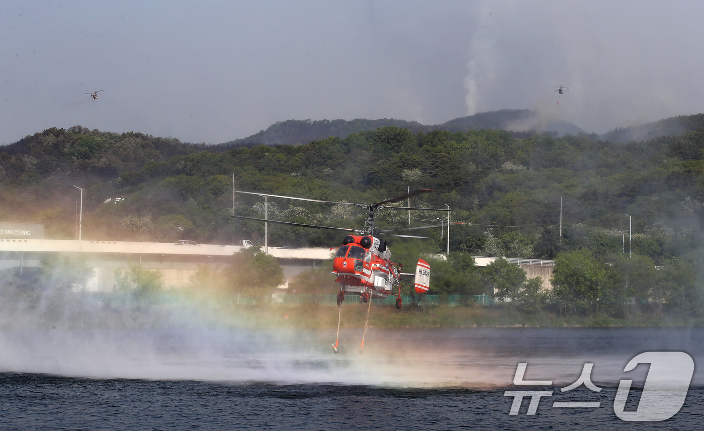 (대구=뉴스1) 공정식 기자 = 대구 북구 함지산 산불 이틀째인 29일 오전 현장에 투입된 산불 진화 헬기가 주불 진화에 총력을 쏟고 있다. 2025.4.29/뉴스1