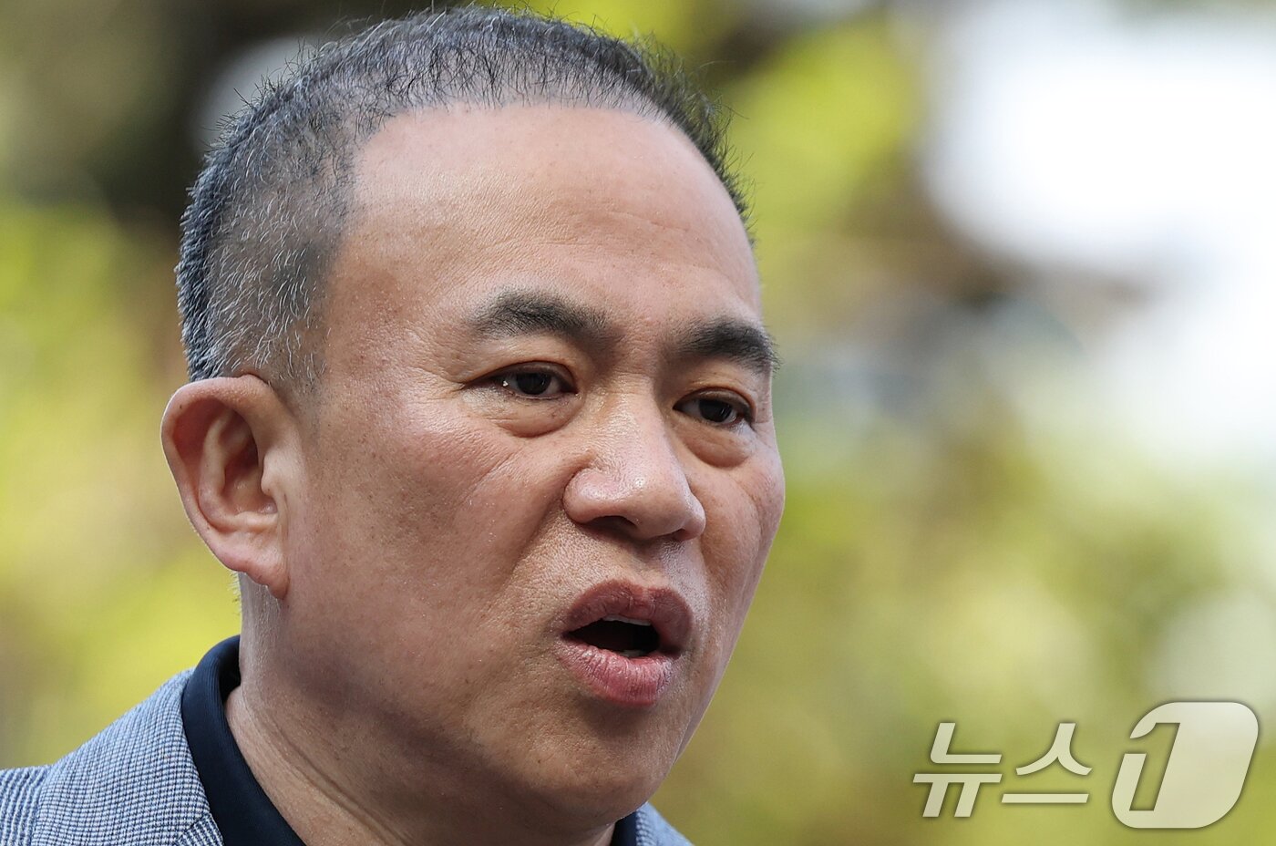 본문 이미지 - 윤석열 전 대통령 부부 공천 개입 의혹의 핵심 인물인 명태균 씨가 29일 오전 검찰 조사를 받기 위해 서울 서초구 서울고검 청사로 출석하며 입장을 밝히고 있다. 2025.4.29/뉴스1 ⓒ News1 오대일 기자