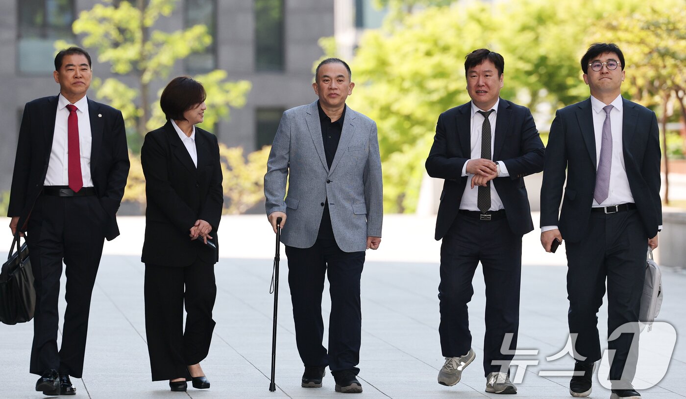 본문 이미지 - 윤석열 전 대통령 부부 공천 개입 의혹의 핵심 인물인 명태균 씨가 29일 오전 검찰 조사를 받기 위해 서울 서초구 서울고검 청사로 출석하고 있다. 2025.4.29/뉴스1 ⓒ News1 오대일 기자