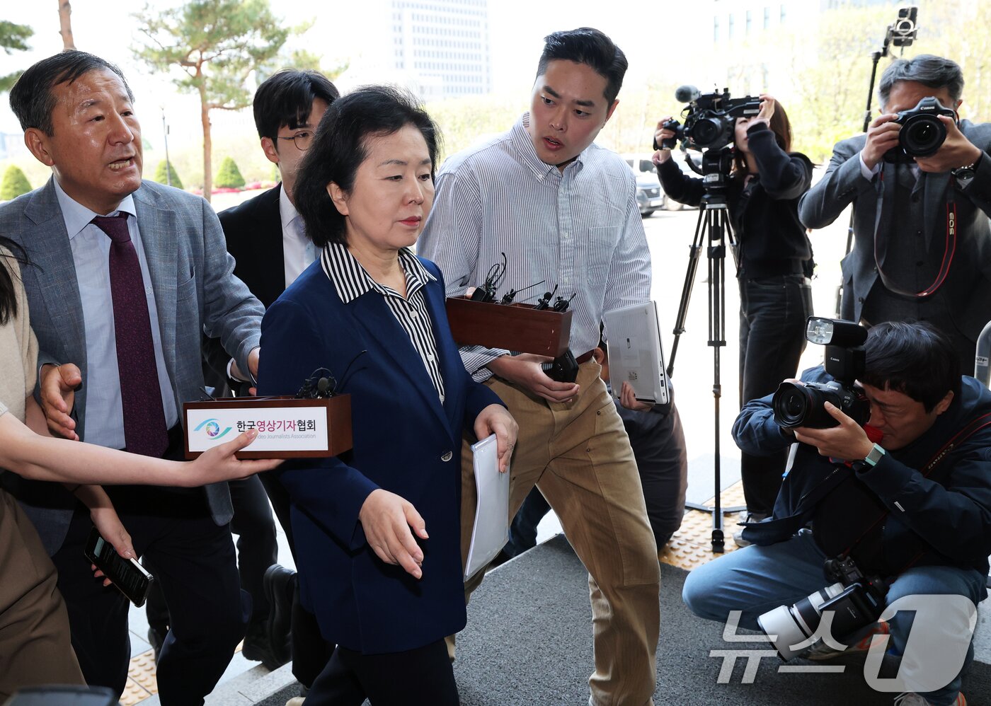 본문 이미지 - 김영선 전 의원이 29일 오전 윤석열 전 대통령 부부 공천 개입 의혹과 관련한 참고인 조사를 받기 위해 서울 서초구 서울고검 청사로 출석하고 있다. 2025.4.29/뉴스1 ⓒ News1 오대일 기자