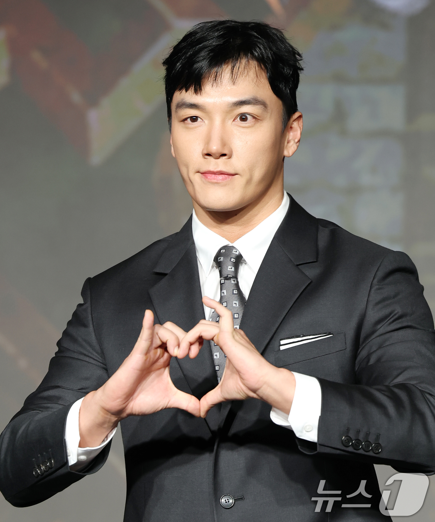 (서울=뉴스1) 권현진 기자 = 프로 포커 플레이어 세븐하이가 29일 서울 마포구 호텔 나루 서울 엠갤러리에서 열린 넷플릭스 ‘데블스 플랜: 데스룸’ 제작발표회에 참석해 포즈를 취 …