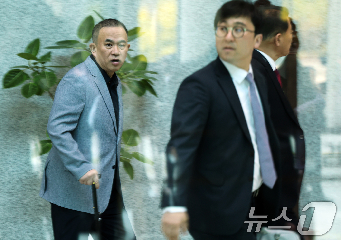 (서울=뉴스1) 오대일 기자 = 윤석열 전 대통령 부부 공천 개입 의혹의 핵심 인물인 명태균 씨가 29일 오전 검찰 조사를 받기 위해 서울 서초구 서울고검 청사로 출석하고 있다.명 …