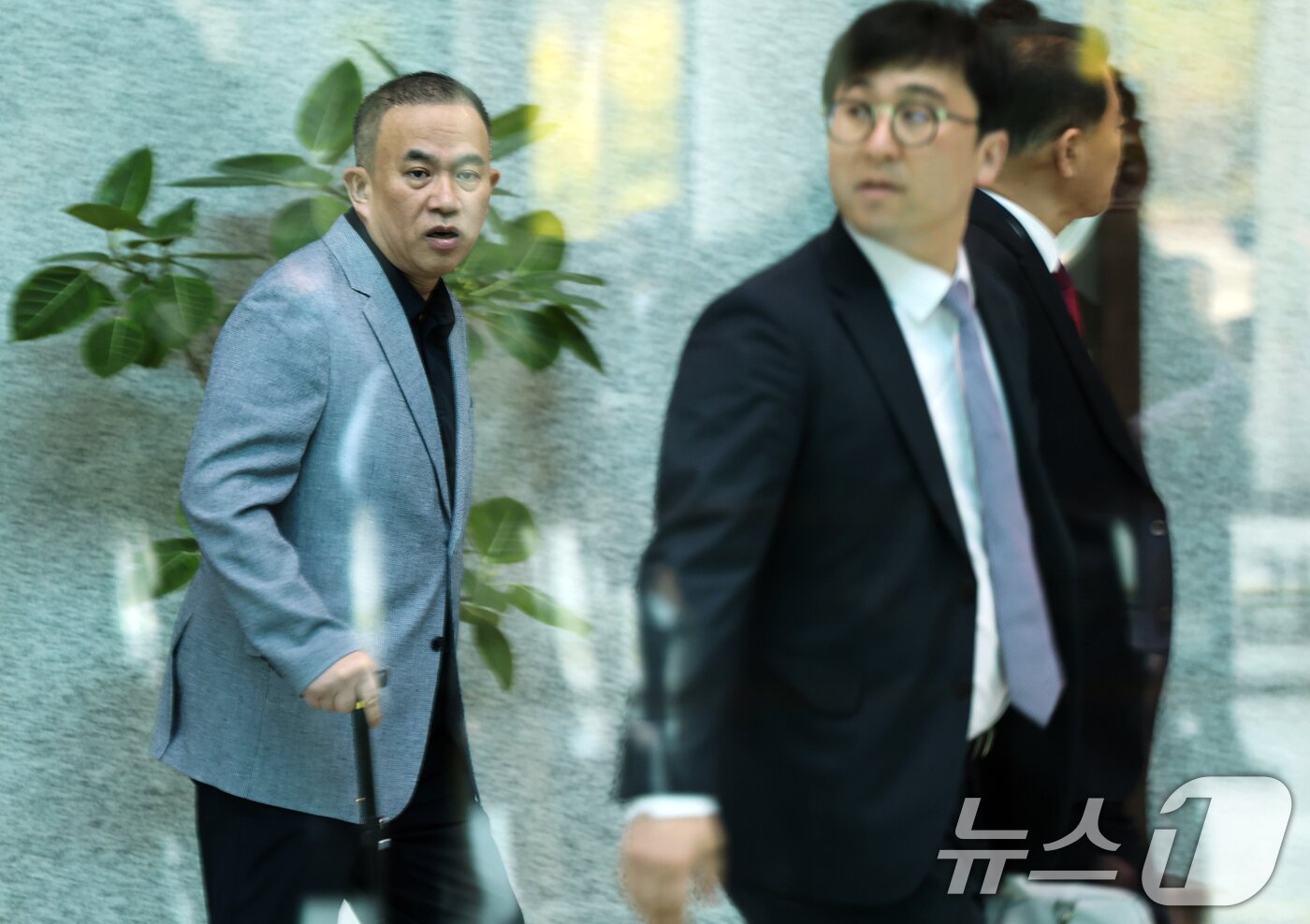 본문 이미지 - 윤석열 전 대통령 부부 공천 개입 의혹의 핵심 인물인 명태균 씨가 29일 오전 검찰 조사를 받기 위해 서울 서초구 서울고검 청사로 출석하고 있다. 2025.4.29/뉴스1 ⓒ News1 오대일 기자