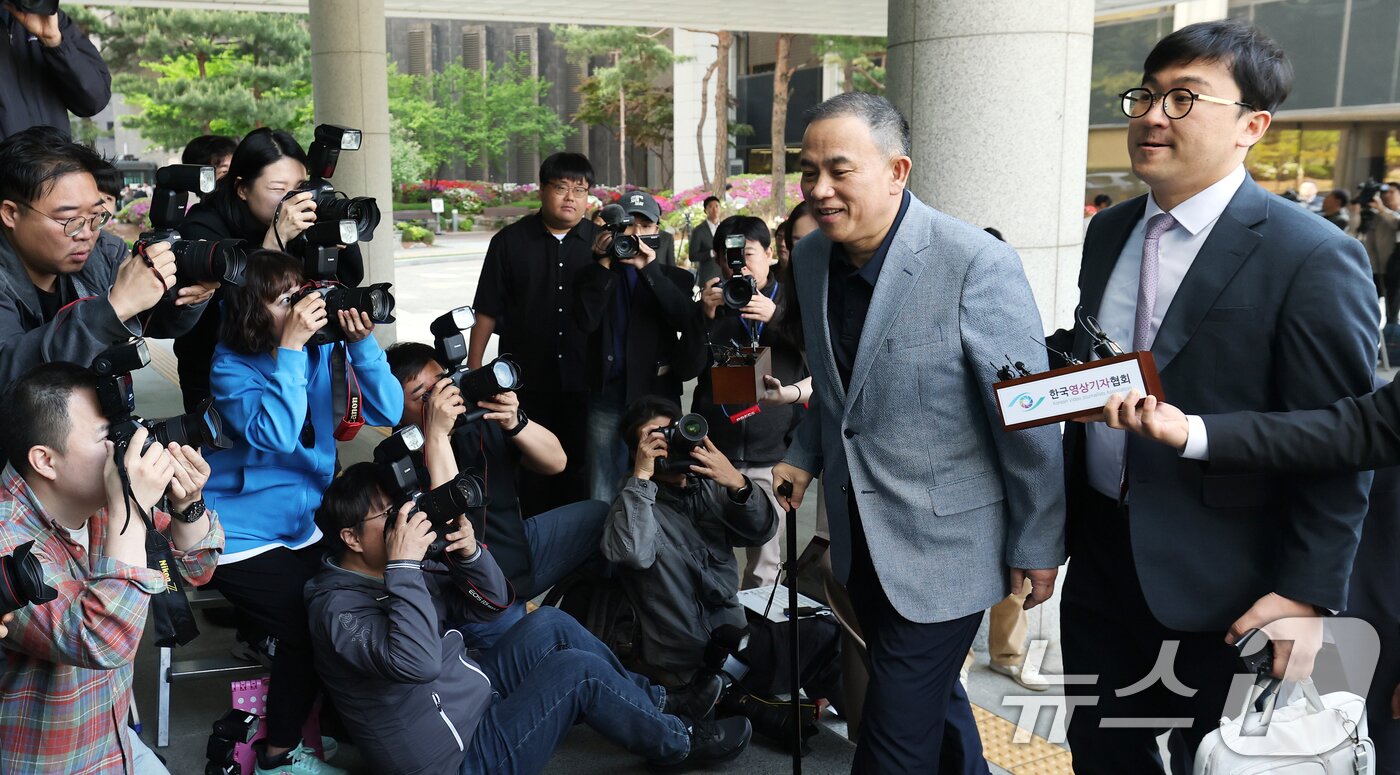 본문 이미지 - 윤석열 전 대통령 부부 공천 개입 의혹의 핵심 인물인 명태균 씨가 29일 오전 검찰 조사를 받기 위해 서울 서초구 서울고검 청사로 출석하고 있다. 2025.4.29/뉴스1 ⓒ News1 오대일 기자