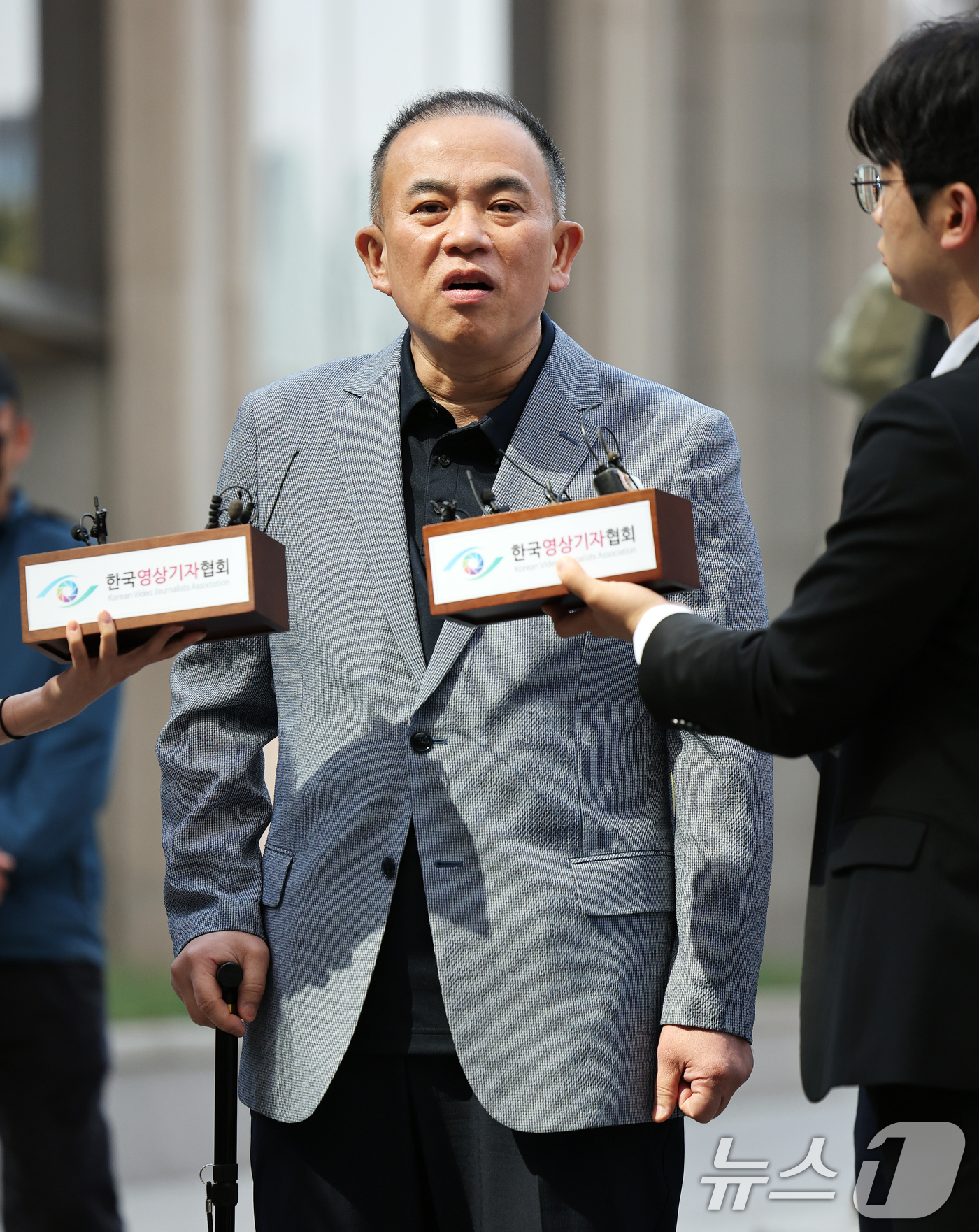 (서울=뉴스1) 오대일 기자 = 윤석열 전 대통령 부부 공천 개입 의혹의 핵심 인물인 명태균 씨가 29일 오전 검찰 조사를 받기 위해 서울 서초구 서울고검 청사로 출석하며 취재진의 …