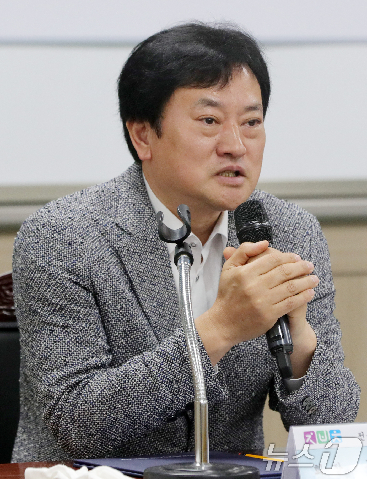 (전주=뉴스1) 유경석 기자 = 정강선 전북특별자치도 체육회장이 29일 전북자치도 전주시 전북특별자치도체육회관 대회의실에서 열린 전북체육 역사기념관 건립을 위한 제13회 소장품 기 …