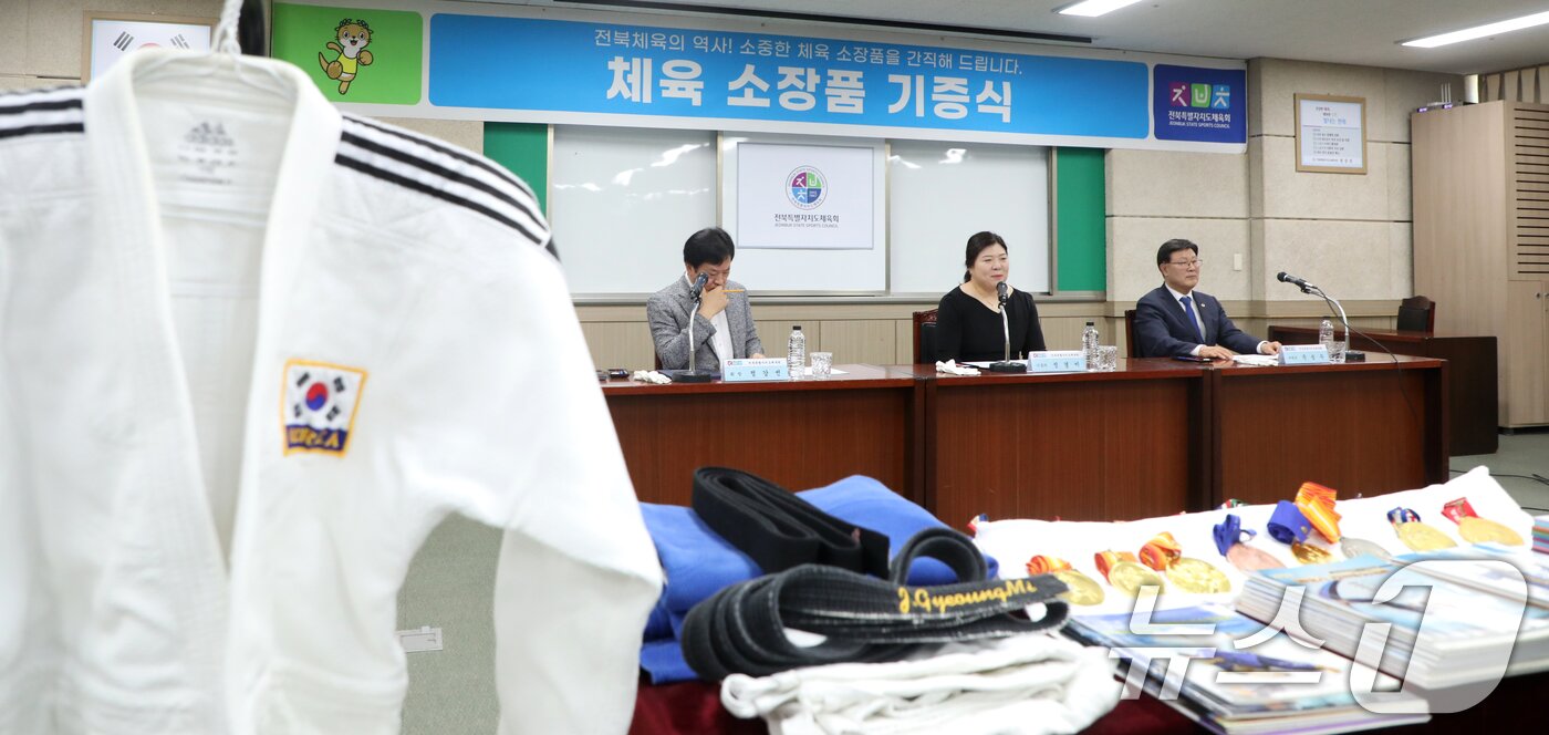 본문 이미지 - 정경미 기증자가 29일 전북자치도 전주시 전북특별자치도체육회관 대회의실에서 열린 전북체육 역사기념관 건립을 위한 제13회 소장품 기증식에서 인사말을 하고 있다. 2025.4.29/뉴스1 ⓒ News1 유경석 기자